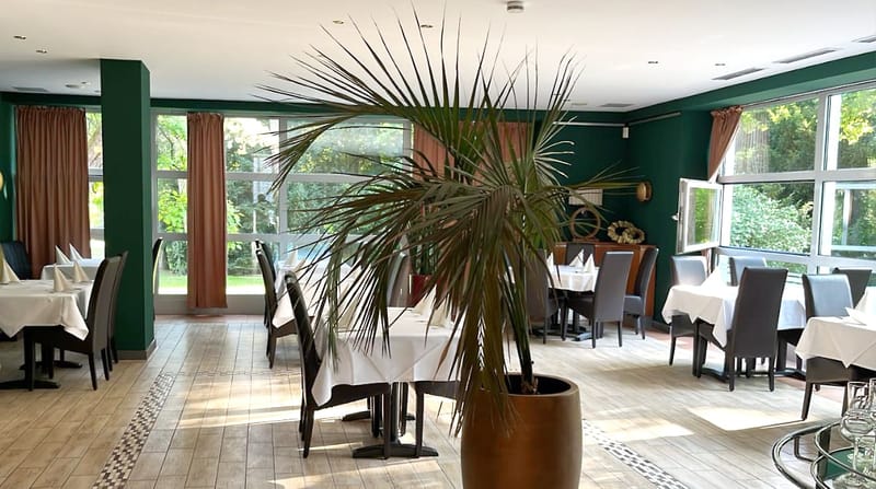Restaurant & Wintergarten, Konoba Restaurant & Café im Park