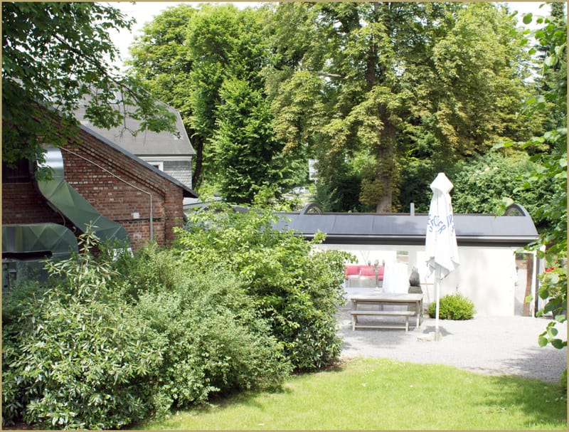 Außenbereich mit Pavillon, RUFES am Brunnen