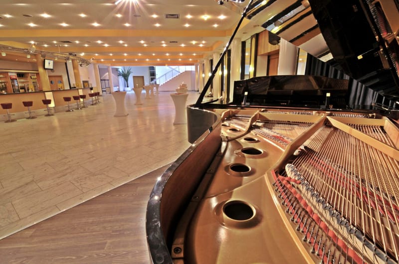 Foyer, Stadthalle Langenfeld (Schauplatz)